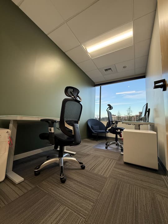 Coworking office work stations at Ideal Spaces Bellevue
