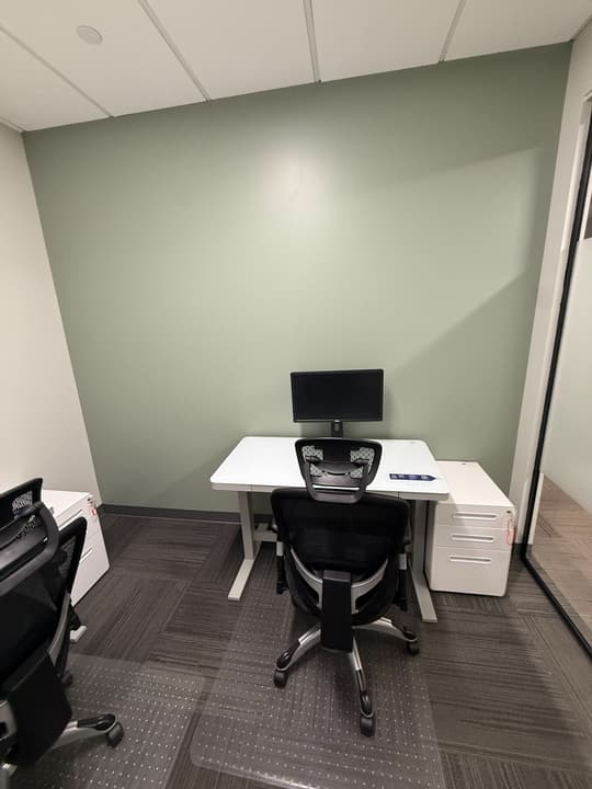 Coworking work station desk at Ideal Spaces Bellevue