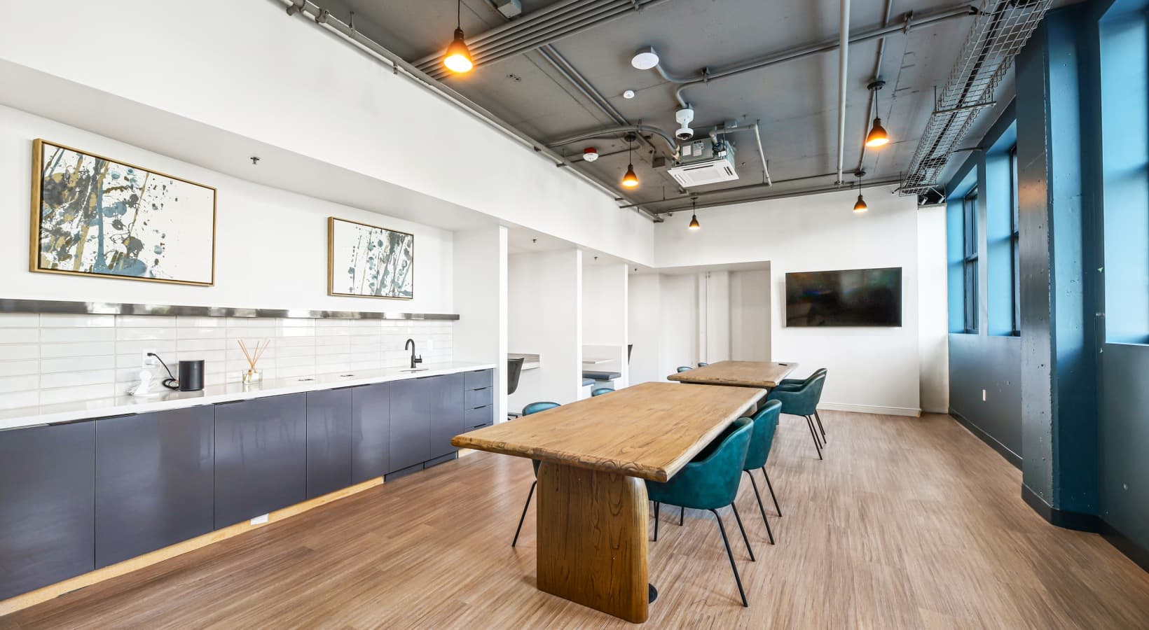 Scalable enterprise suite with flexible workspace configurations